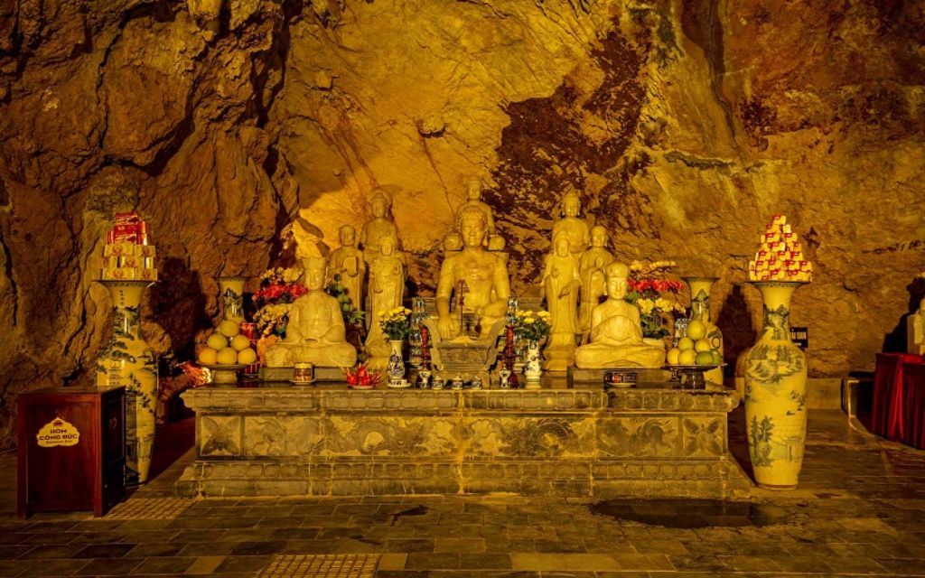 Chùa động Am Tiên