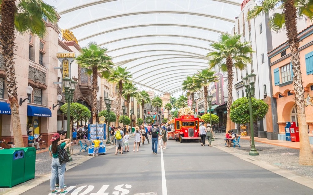Đại lộ Hollywood là điểm check-in nổi tiếng nằm ngay cổng vào công viên