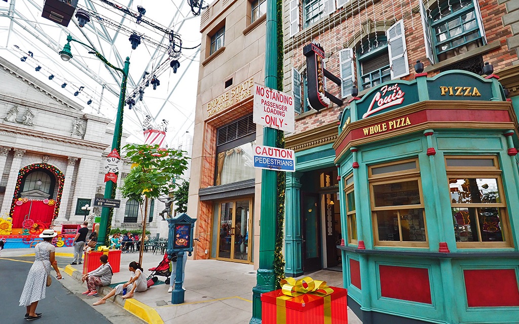 Khu phố New York ở Universal Studios Singapore là nơi tập trung nhiều nhà hàng và địa điểm vui chơi