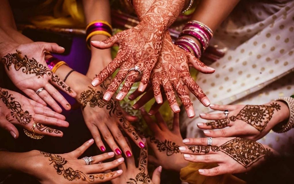 Đôi bàn tay được trang trí bằng họa tiết henna 