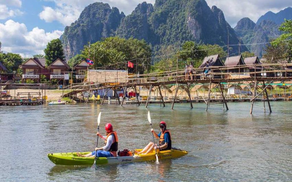 Chèo kayak trên sông Nam Song