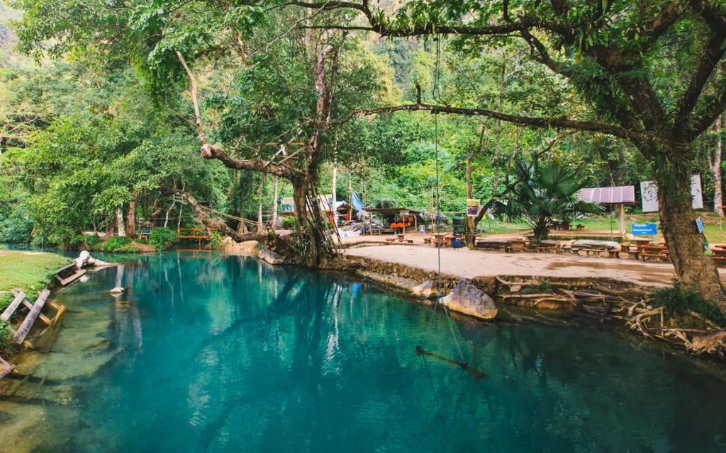 Blue Lagoon 1 nổi bật với với mặt hồ xanh ngọc