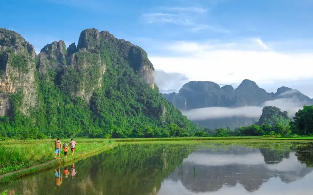 Sông Nam Song chảy qua thị trấn Văng Viêng 