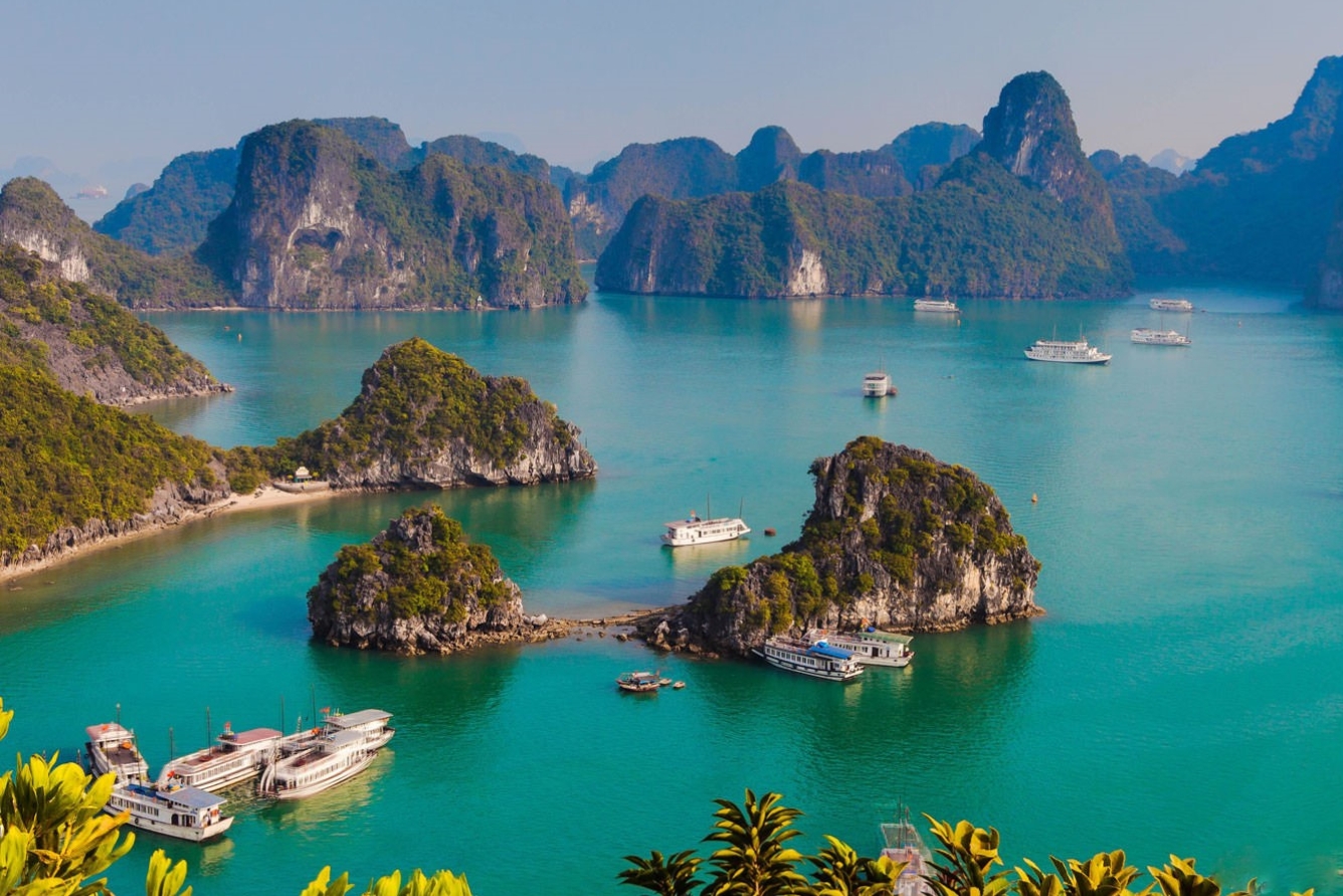 Hình ảnh toàn cảnh Vịnh Hạ Long với những đảo đá vôi kỳ vĩ nổi bật giữa làn nước xanh ngọc đặc trưng.
