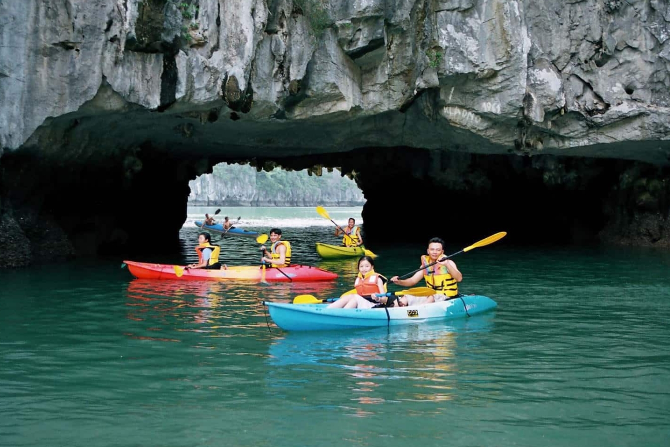 Chèo kayak xuyên qua Hang Sáng Tối