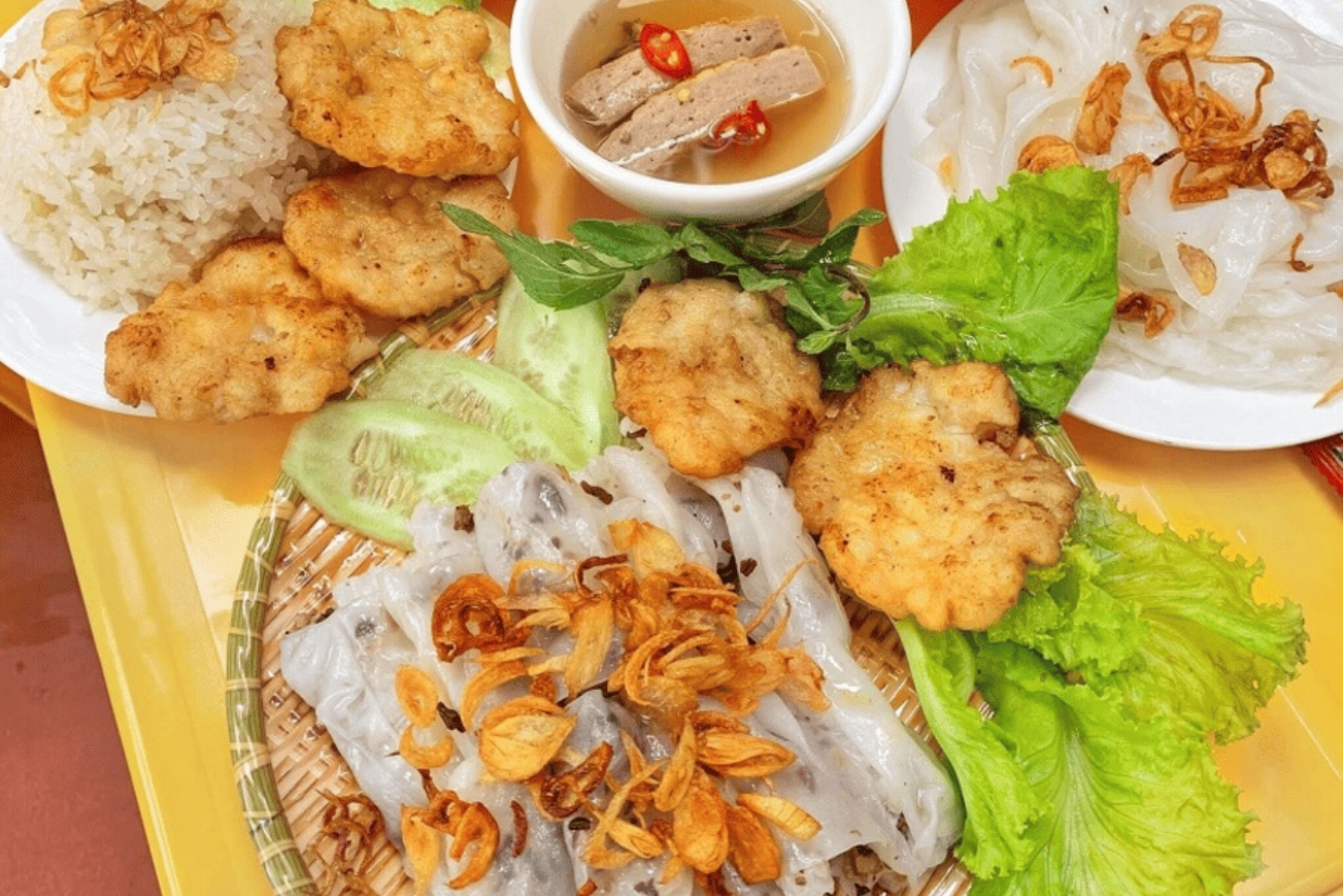 Bánh cuốn nóng ăn kèm chả mực