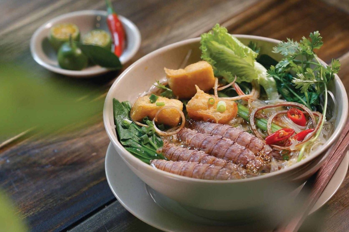 Thịt bề bề tươi chắc cùng nước dùng ninh từ hải sản tạo nên món bún đậm đà, được nhiều thực khách yêu thích tại Hạ Long