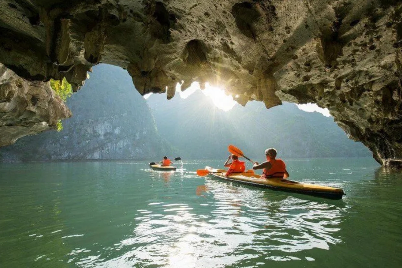 Chèo thuyền kayak khám phá Hang Luồn
