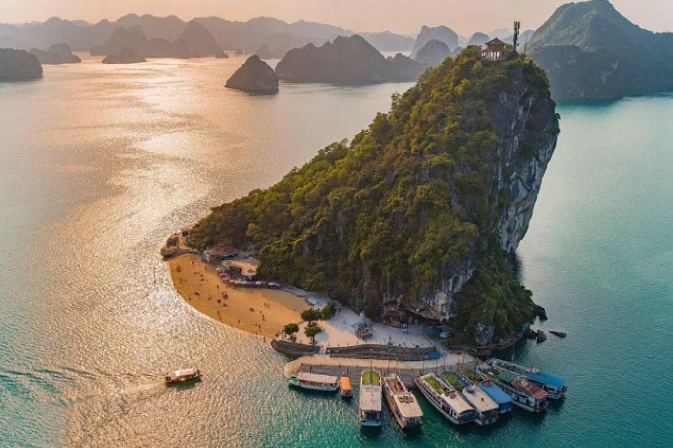 Khung cảnh đảo Ti Tốp nổi bật giữa Vịnh Hạ Long