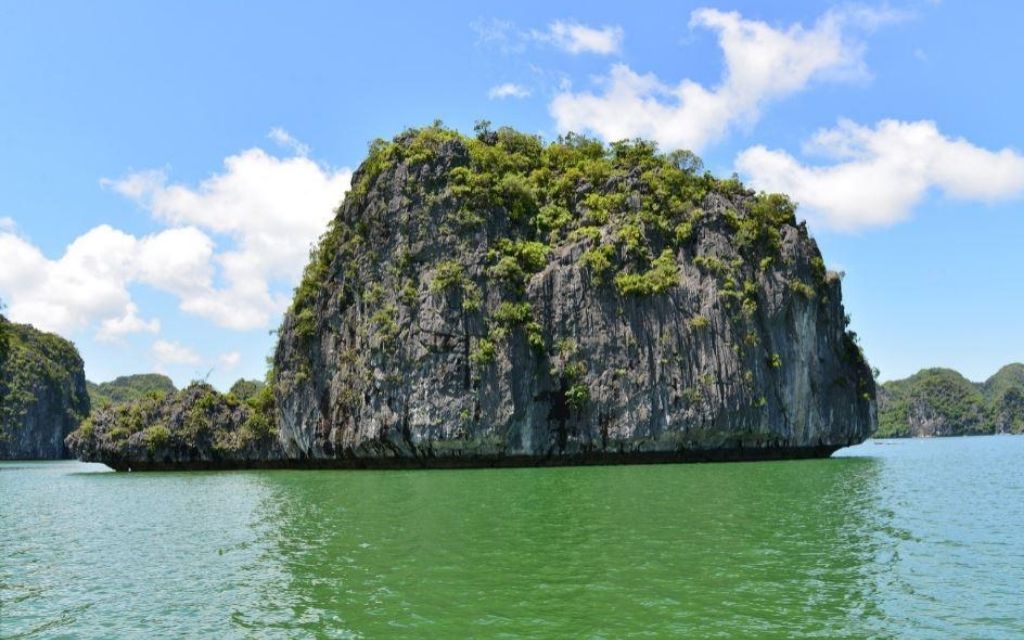Hòn Rùa trên Vịnh Lan Hạ
