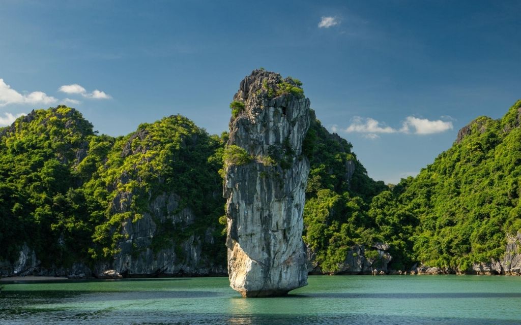 Hòn Chuông giữa Vịnh Lan Hạ