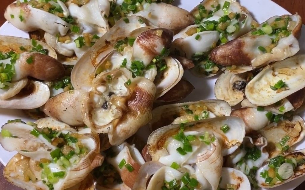 Món tu hài nướng mỡ hành thơm ngon