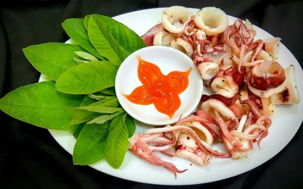 Món mực hấp lá tía tô tươi ngon
