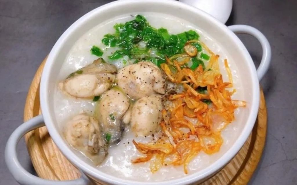 Tô cháo hàu nóng hổi với hàu tươi