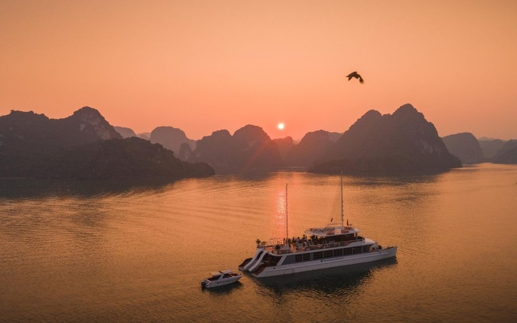 Du thuyền ngắm hoàng hôn trên Vịnh Lan Hạ