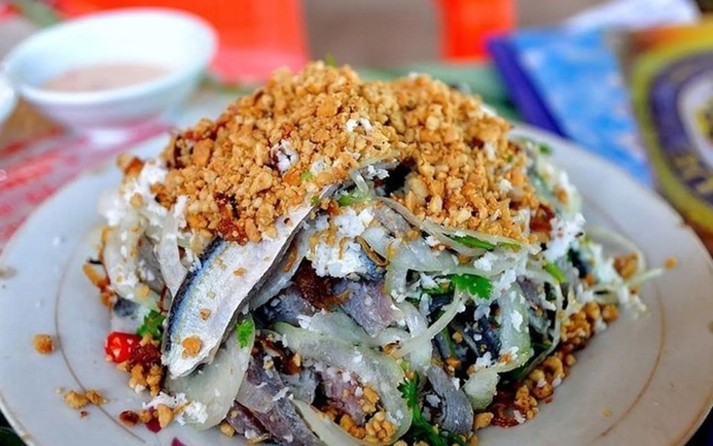 Món gỏi cá trích ăn kèm rau sống và bánh tráng