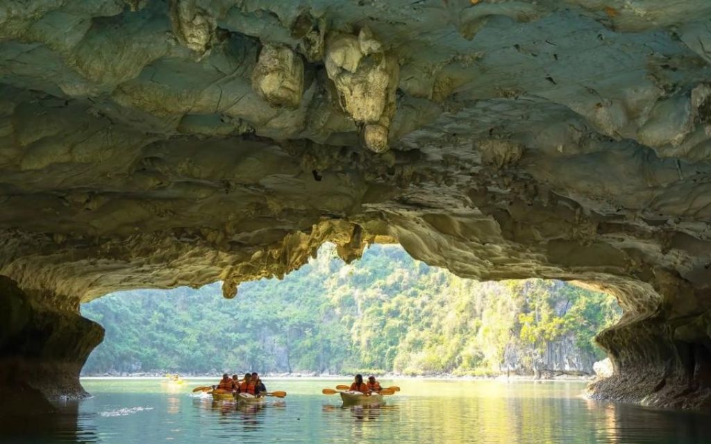 Chèo kayak qua Hang Luồn