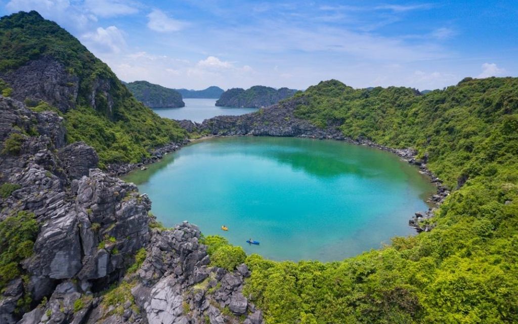 Hồ Áng Thảm giữa các dãy núi đá vôi
