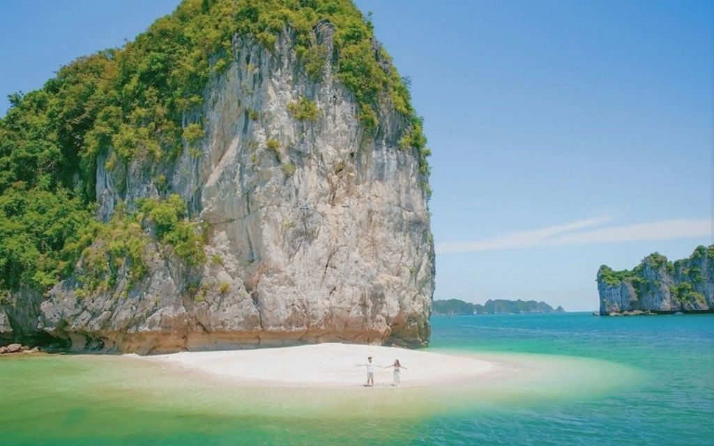 Bãi tắm Ba Trái Đào ở Vịnh Lan Hạ