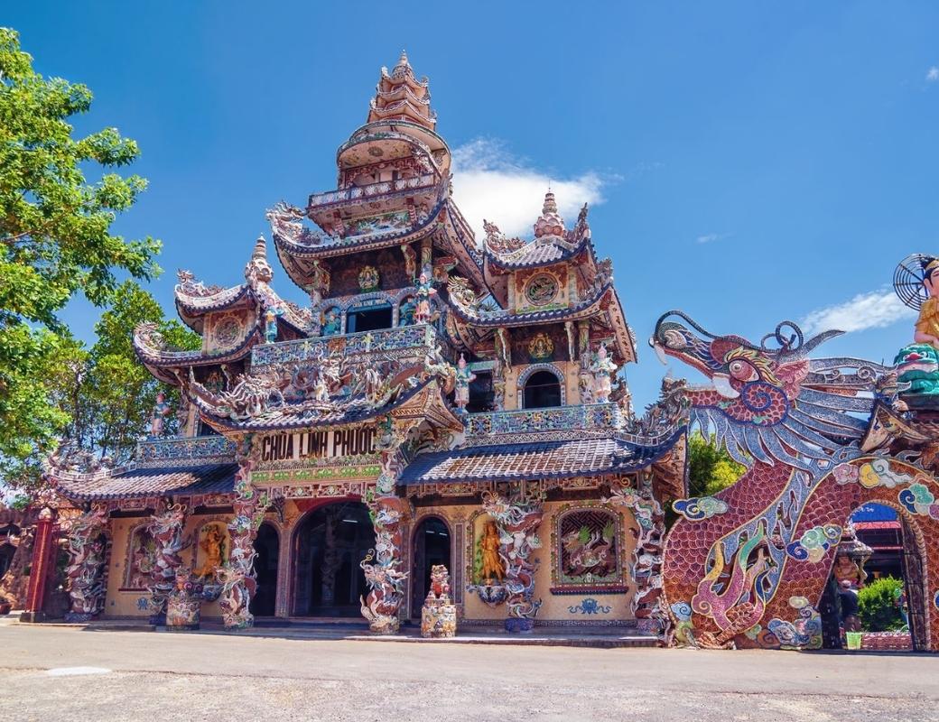 Kiến trúc khảm sành sứ tại Chùa Linh Phước Đà Lạt.