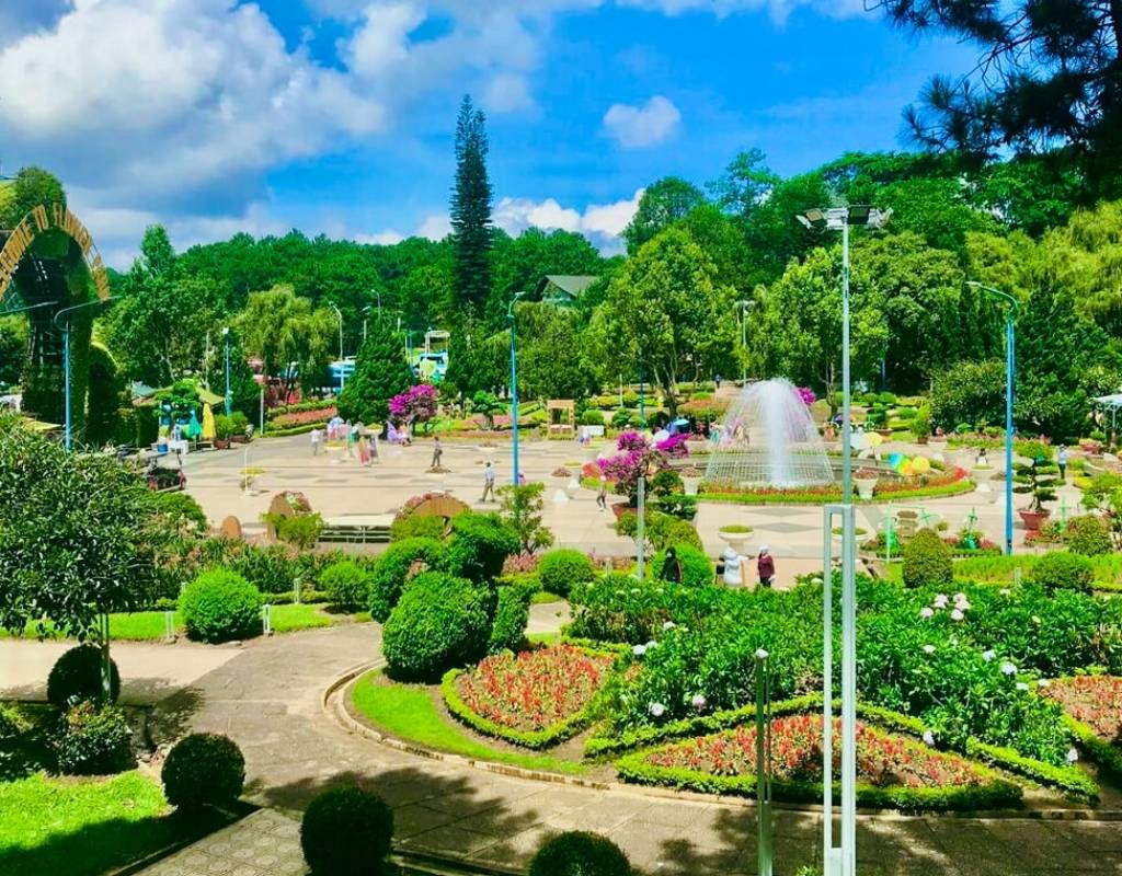 Vườn hoa Đà Lạt rực rỡ sắc màu.