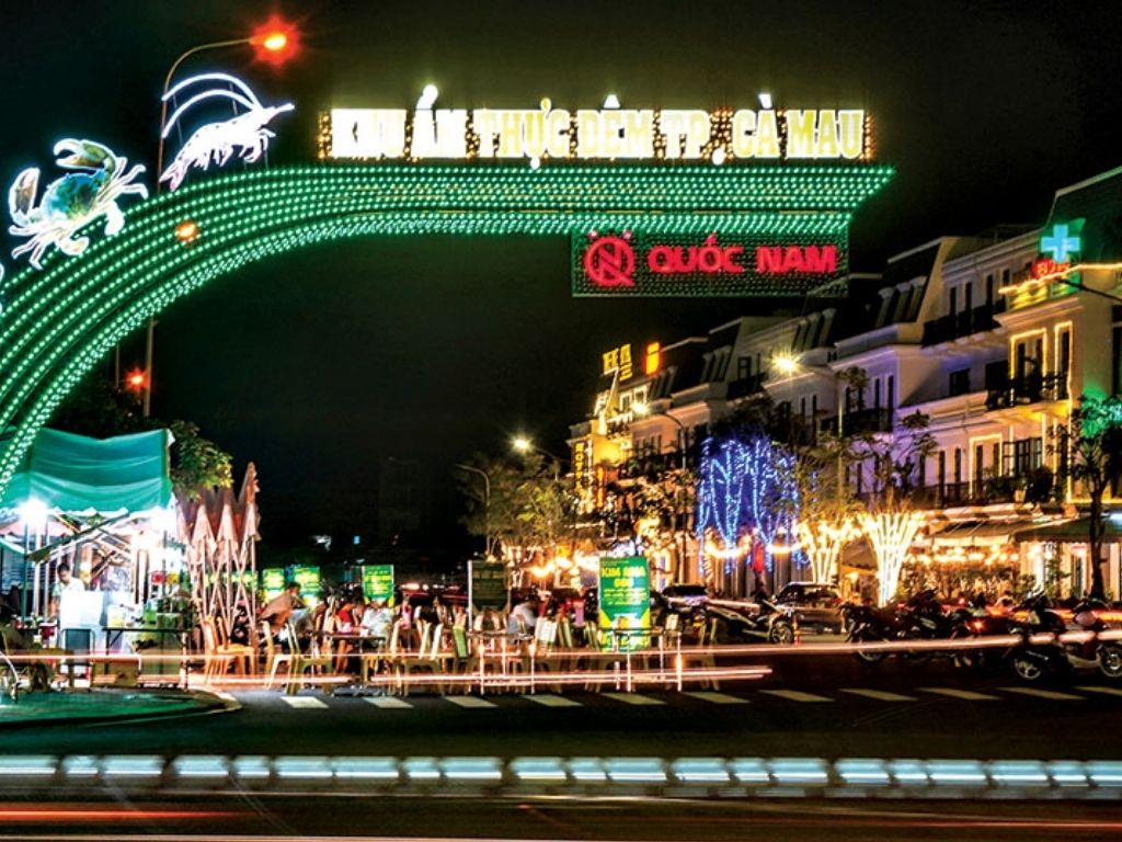 Khu ẩm thực đêm TP. Cà Mau với các món ăn đặc sản địa phương