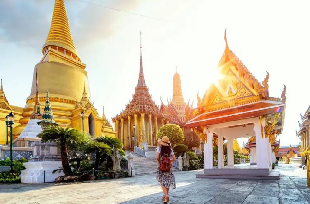 chùa Wat Phra Kaew lấp lánh dưới nắng