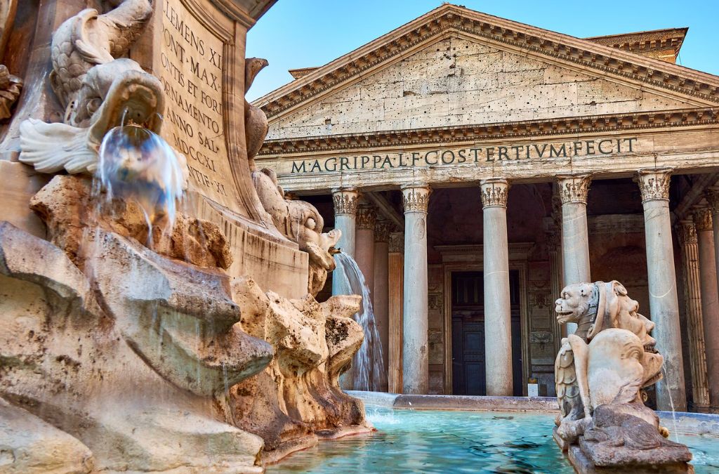 Đền Pantheon phía sau các tượng đá và đài phun nước tại Rome