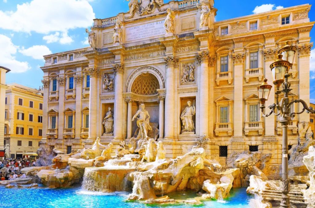 Đài phun nước Trevi với tượng đá cẩm thạch và làn nước xanh