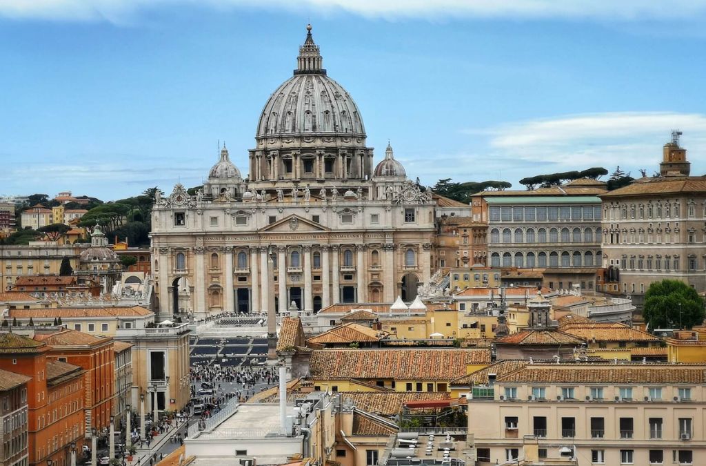 Vương cung thánh đường Thánh Phêrô tại Vatican nhìn từ Rome