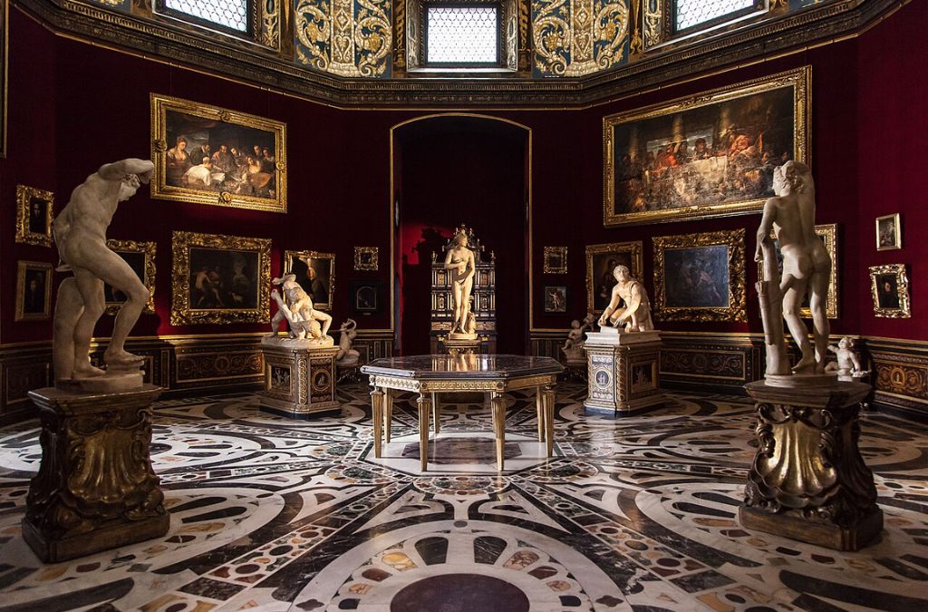 Không gian trưng bày tác phẩm nghệ thuật bên trong Uffizi Gallery