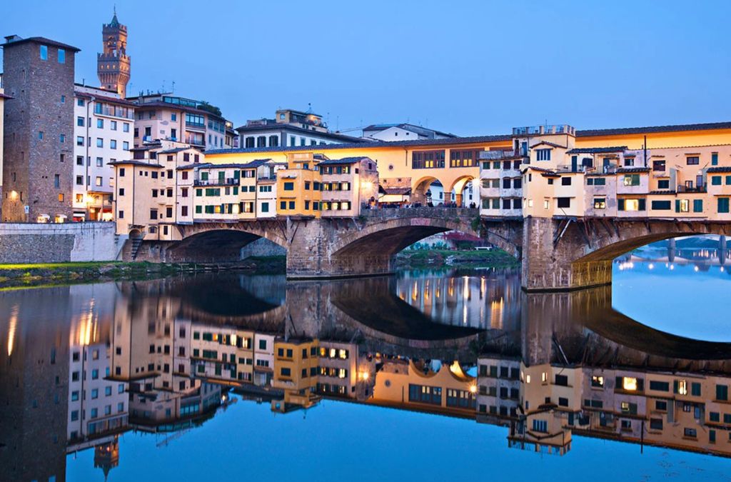 Cầu cổ Ponte Vecchio phản chiếu trên sông Arno lúc chạng vạng