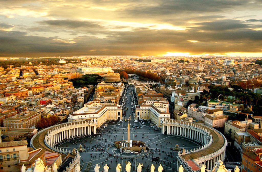 Quảng trường Thánh Phêrô tại Vatican nhìn từ trên cao vào lúc hoàng hôn