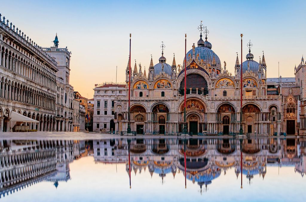 vương cung thánh đường St Mark phản chiếu trên mặt nước tại Venice
