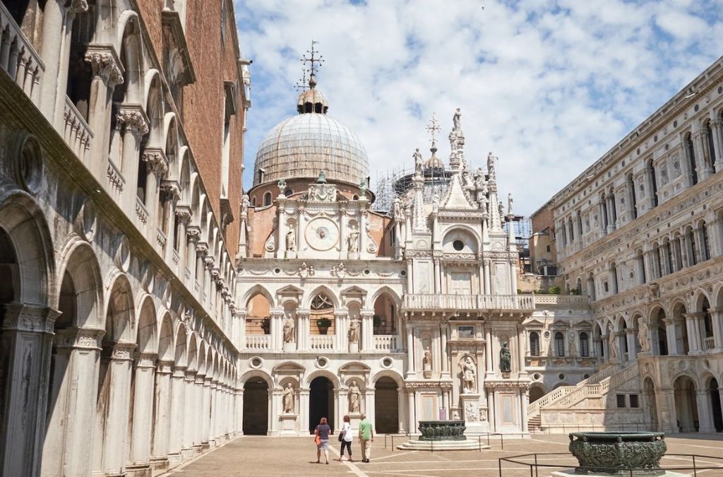Sân trong Dinh Tổng đốc Venice với kiến trúc Gothic màu trắng