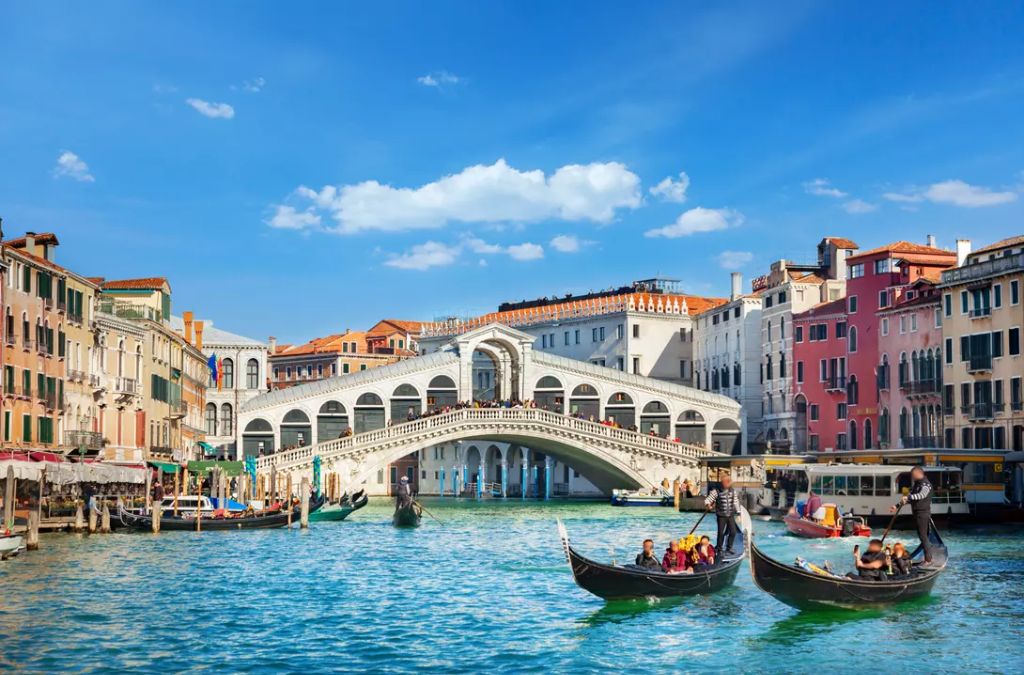 Cầu Rialto bắc qua Grand Canal với thuyền gondola tại Venice