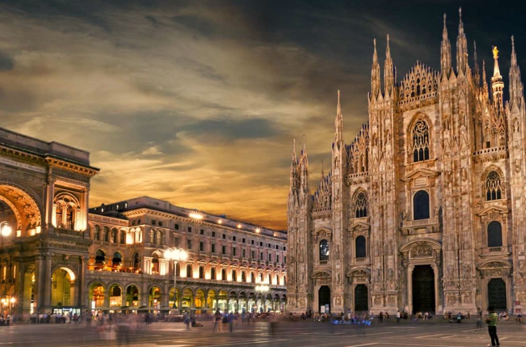 Nhà thờ Duomo di Milano và quảng trường Milan rực sáng về đêm