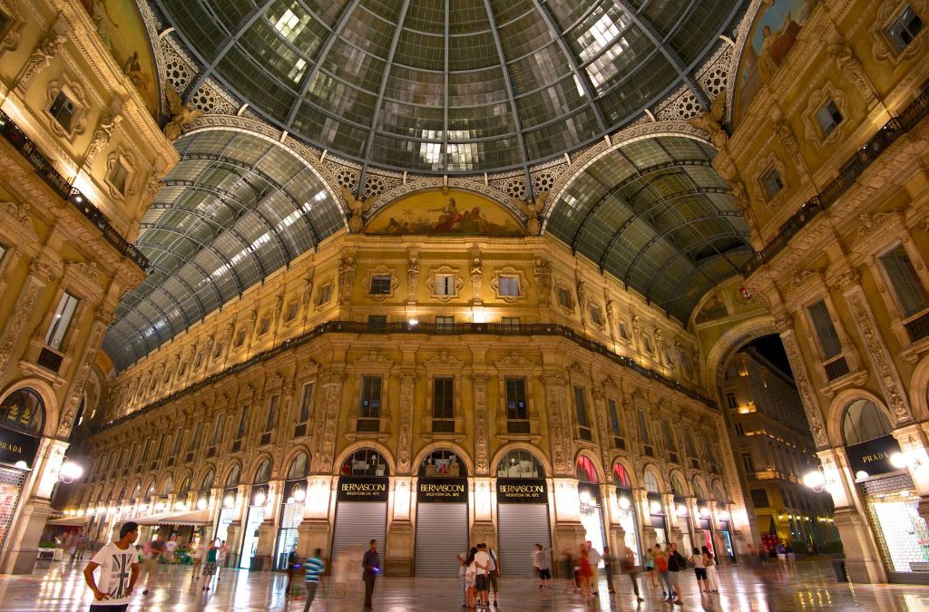 Nội thất mái vòm kính của trung tâm thương mại Galleria Vittorio Emanuele II
