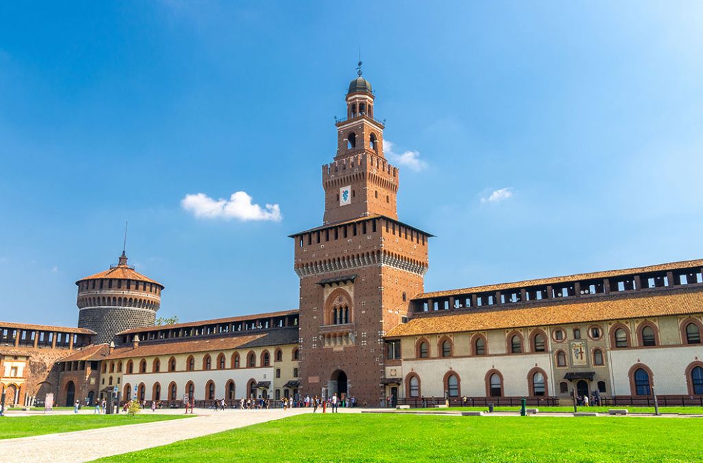 Lâu đài Sforza với tháp trung tâm và sân cỏ xanh tại Milan