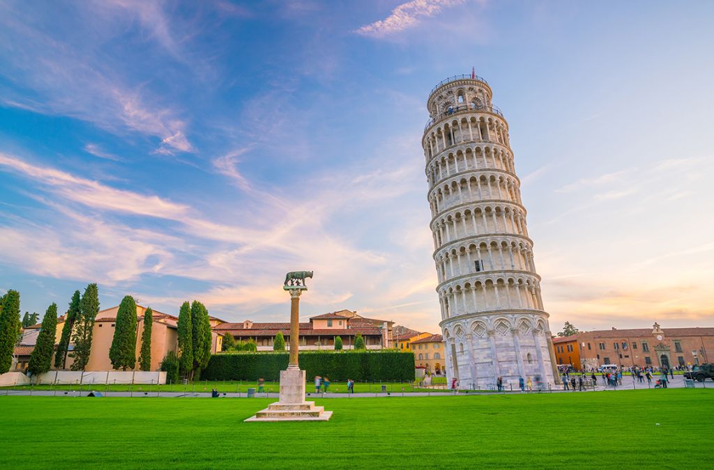 Tháp nghiêng Pisa nổi bật trên thảm cỏ tại Piazza dei Miracoli