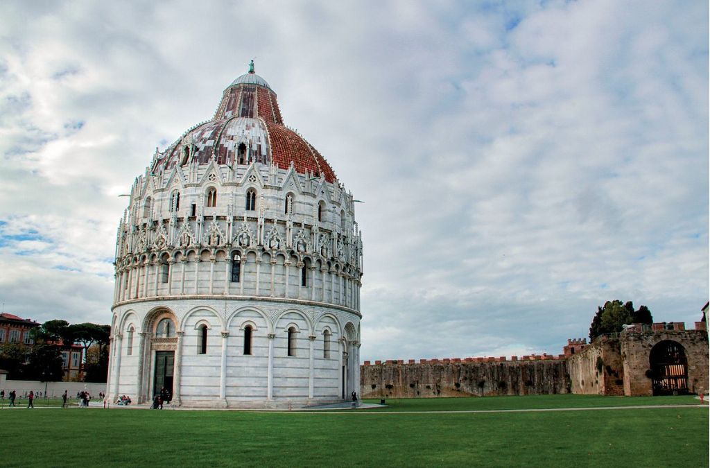 Nhà rửa tội Pisa bằng đá cẩm thạch tại Piazza dei Miracoli