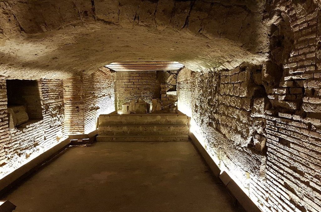 Đường hầm và bể nước cổ trong hệ thống Naples Underground