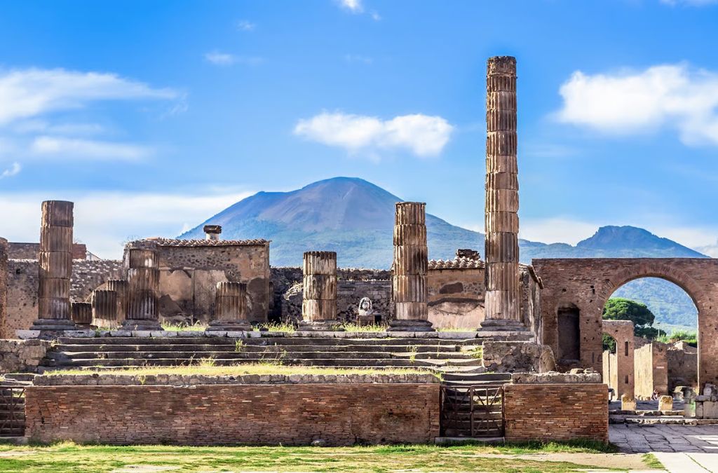 Tàn tích thành cổ Pompeii với núi Vesuvius ở phía xa