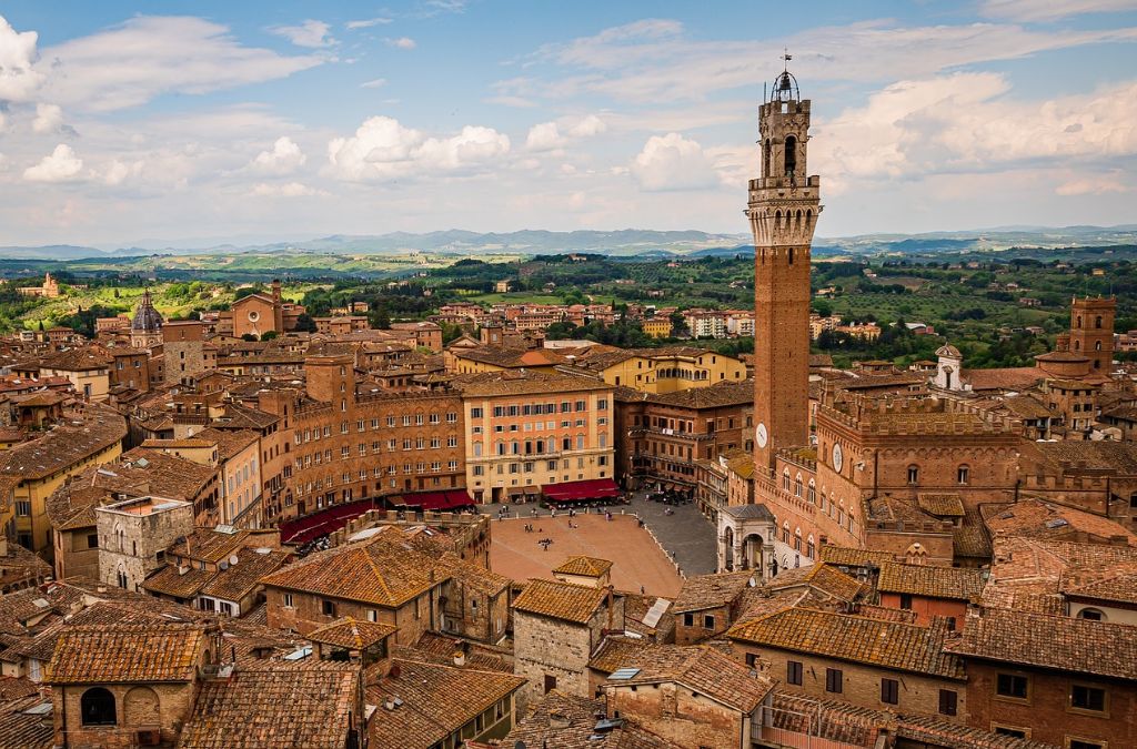 toàn cảnh phố cổ Siena và quảng trường Piazza del Campo