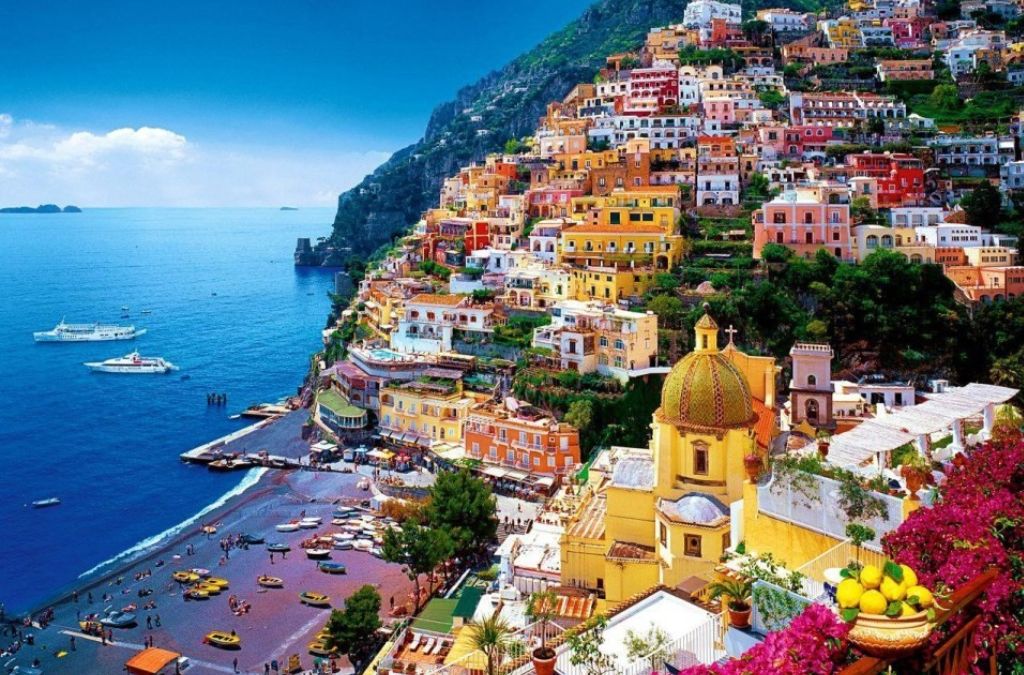 Những ngôi nhà nhiều màu sắc xếp tầng bên bờ biển Positano