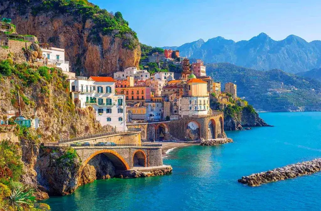  Cung đường ven biển Amalfi uốn quanh vách đá và các ngôi nhà sát biển