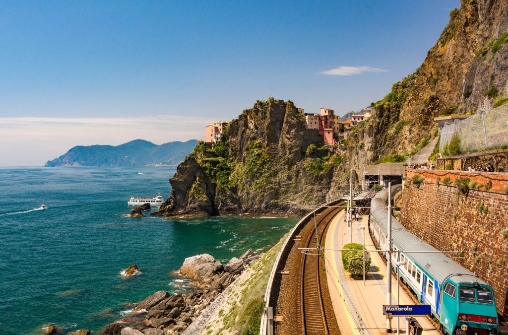 Đoàn tàu chạy sát bờ biển qua các vách đá tại Cinque Terre