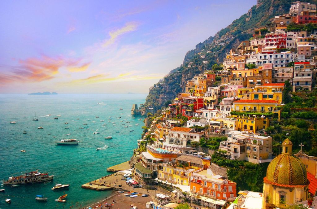 Thị trấn Positano nhiều màu sắc bên bờ biển Amalfi vào mùa hè