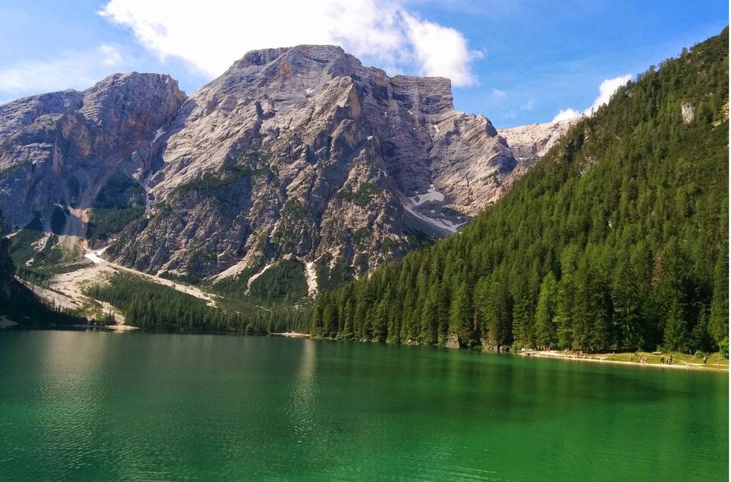 Hồ Braies xanh trong dưới chân dãy núi Dolomites