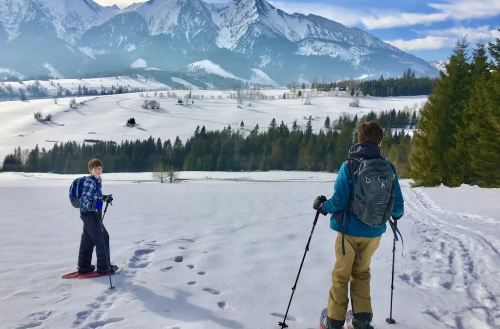 Khách tham quan trekking trên tuyết giữa khung cảnh núi Dolomites mùa đông